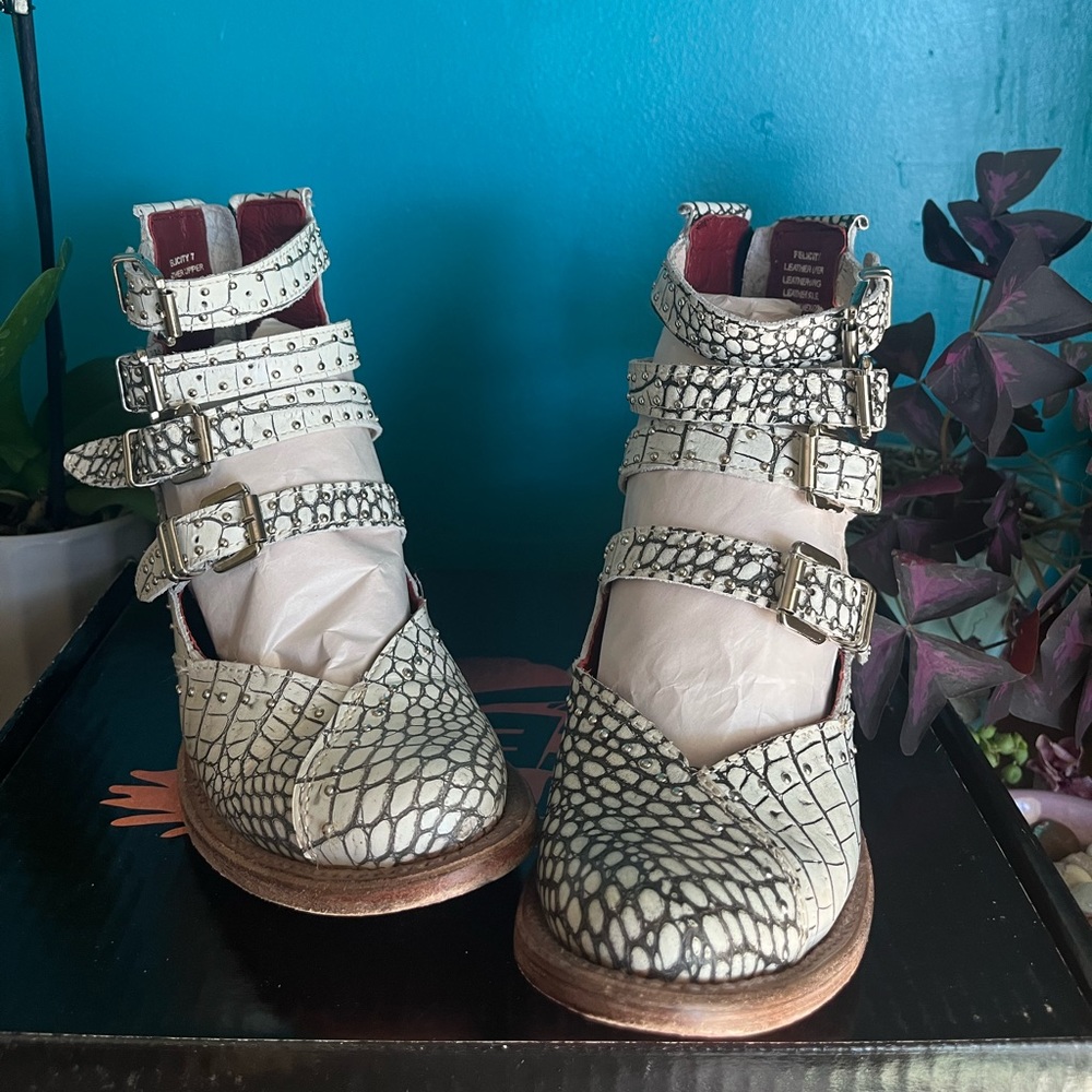 Freebird Felicity size 7 White